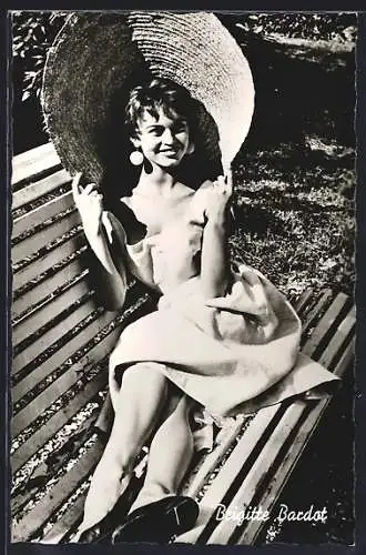 AK Schauspielerin Brigitte Bardot sitzt mit Strohhut auf einer Bank