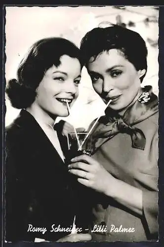 AK Die Schauspieler Romy Schneider und Lilli Palmer trinken mit Strohhalm aus einem Cocktailglas