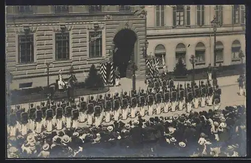 AK Wiesbaden, Soldaten in Aufstellung vor Publikum