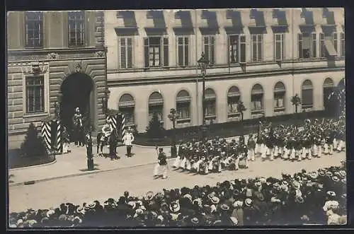 AK Wiesbaden, Marschierende Soldaten mit Zuschauern