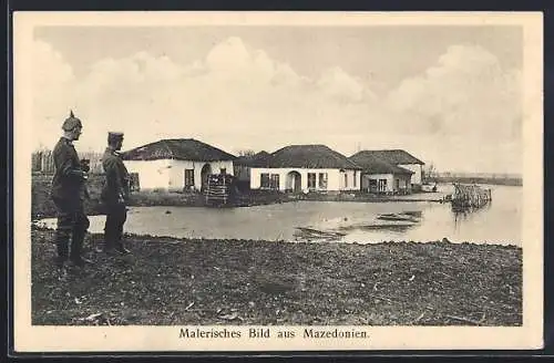 AK Mazedonien, zwei Soldaten vor Landhäusern