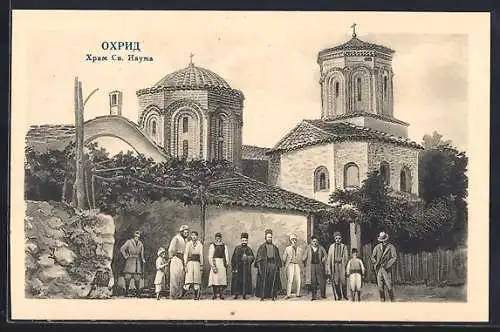 AK Ohrid, Männer vor einer Kirche