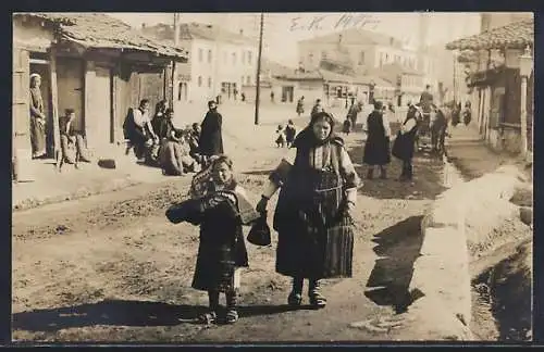 Foto-AK Prilep, Anwohner auf einer Strasse, 1917