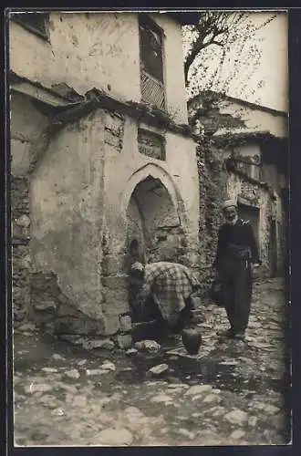 Foto-AK Prilep, Zwei Männer an einem Brunnen