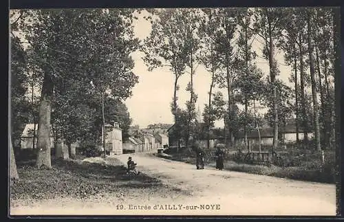 AK Ailly-sur-Noye, Entrée du village avec arbres et passants