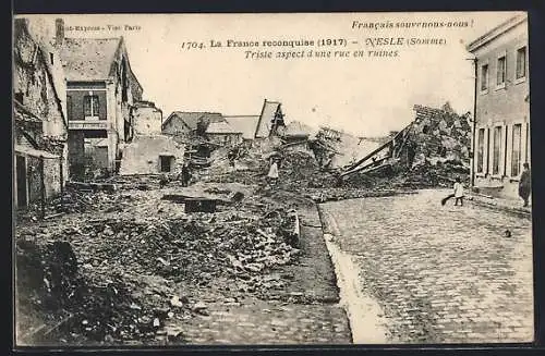 AK Nesle, Triste aspect d`une rue en ruines