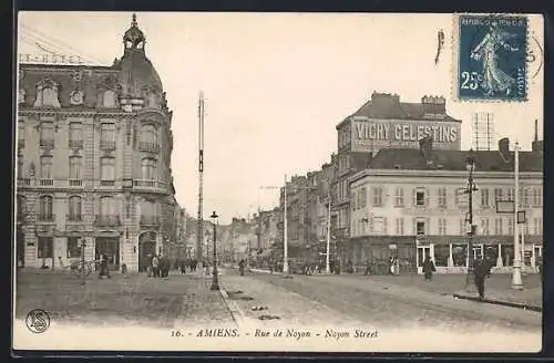 AK Amiens, Rue de Noyon avec bâtiments historiques et passants