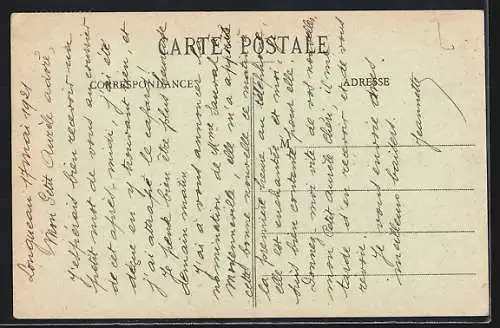 AK Amiens, Rue de Noyon avec bâtiments historiques et passants