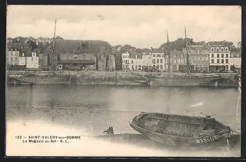 AK Saint-Valery-sur-Somme, Le Magasin au Sel et bateaux amarrés