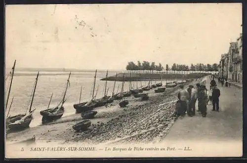AK Saint-Valéry-sur-Somme, Les Barques de Pêche rentrées au Port