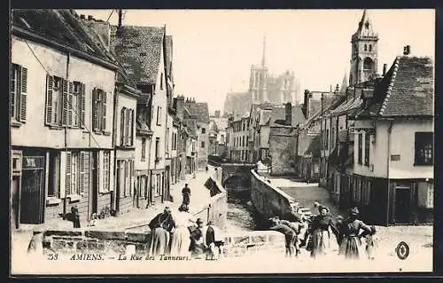 AK Amiens, La Rue des Tanneurs et vue sur la cathédrale majestueuse