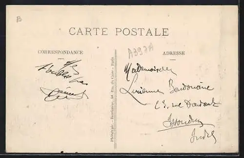 AK Montdidier, Vue générale de la rue principale et des bâtiments alentours