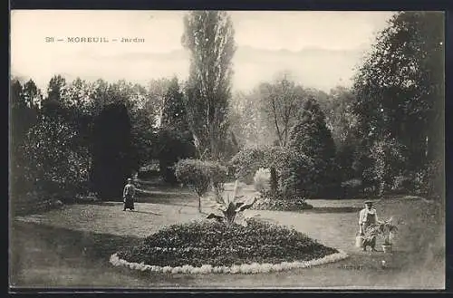 AK Moreuil, Jardin verdoyant avec personnages en promenade