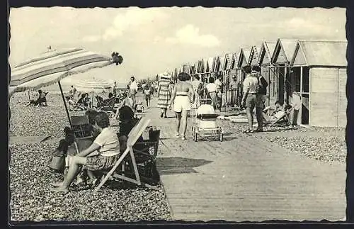 AK Cayeux-sur-Mer, Les Planches avec cabines de plage et promeneurs sur la promenade en bois