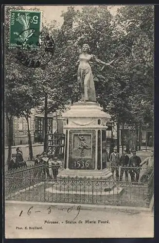 AK Péronne, Statue de Marie Fouré