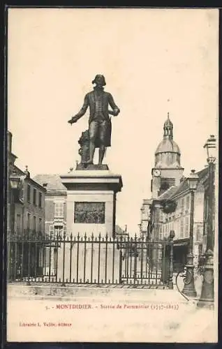 AK Montdidier, Statue de Parmentier et l`église en arrière-plan