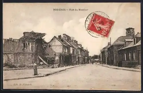 AK Rosières, Rue du Montier avec bâtiments endommagés et passant