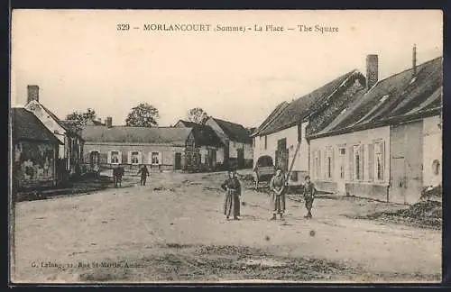 AK Morlancourt, La Place avec habitants sur la place centrale