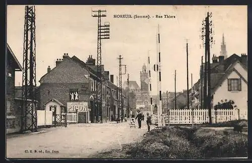 AK Moreuil, Rue Thiers avec scènes de rue animées