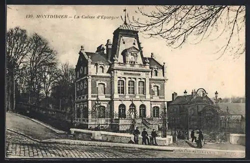 AK Montdidier, La Caisse d`Épargne et rue pavée en hiver