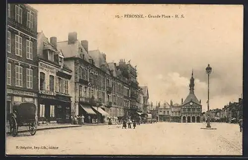 AK Péronne, Grande Place avec bâtiments historiques et calèche