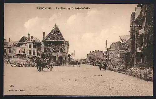 AK Péronne, La Place et l`Hôtel-de-Ville après les dommages de guerre