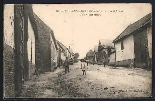 AK Morlancourt, La Rue d`Albert avec des passants et maisons en briques