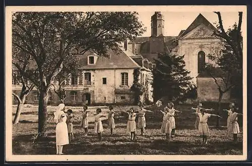 AK Valloires, Enfants pratiquant des exercices dans le jardin de l`abbaye
