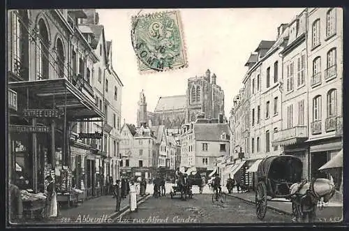 AK Abbeville, La rue Alfred Cendre avec animation urbaine et vue sur l`église
