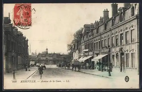 AK Abbeville, Avenue de la Gare avec voitures à cheval et passants