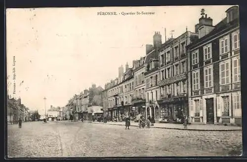 AK Péronne, Quartier St-Sauveur avec immeubles et passants sur la rue pavée