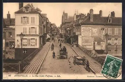 AK Abbeville, La Rue Saint-Vulfran animée avec passants et charrettes
