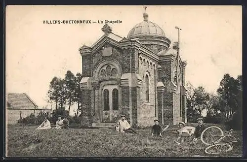 AK Villers-Bretonneux, La Chapelle avec des personnes se relaxant devant l`édifice
