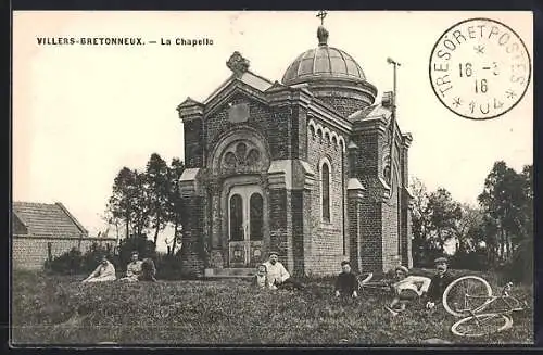 AK Villers-Bretonneux, La Chapelle avec des personnes assises sur l`herbe devant
