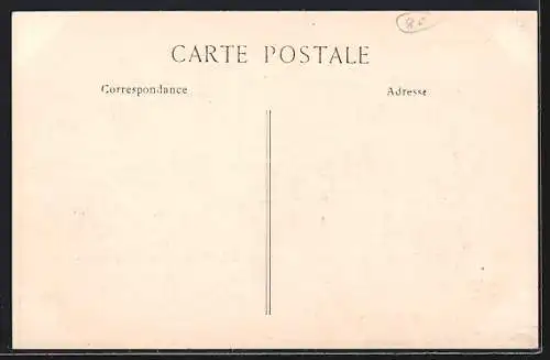 AK Villers-Bretonneux, La Chapelle avec des personnes assises sur l`herbe devant