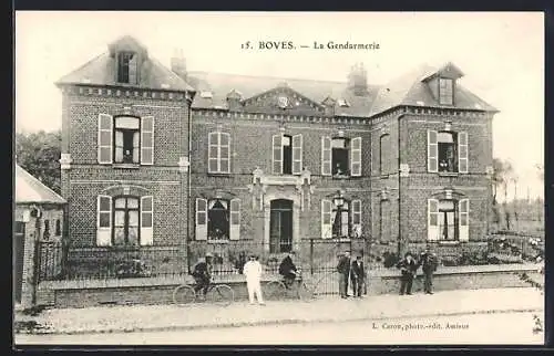 AK Boves, La Gendarmerie avec des gens et des bicyclettes devant le bâtiment