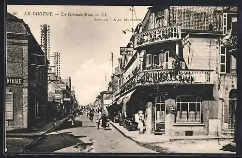 AK Le Crotoy, La Grande Rue animée avec passants et commerces