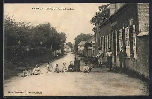 AK Marieux, Route d`Amiens avec habitants posant devant des maisons en briques