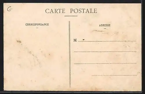 AK Marieux, Route d`Amiens avec habitants posant devant des maisons en briques