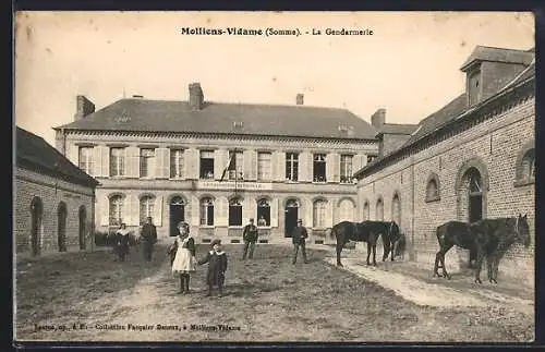 AK Molliens-Vidame, La Gendarmerie avec enfants et chevaux devant le bâtiment