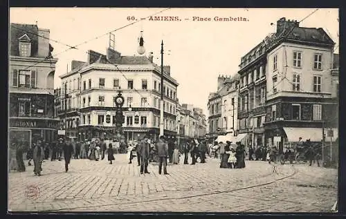 AK Amiens, Place Gambetta animée avec passants et bâtiments historiques
