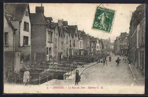 AK Amiens, La Rue des Donz avec des passants et maisons anciennes