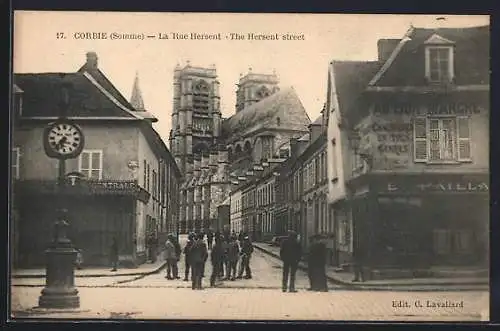 AK Corbie, La Rue Hersent avec vue sur la cathédrale et passants