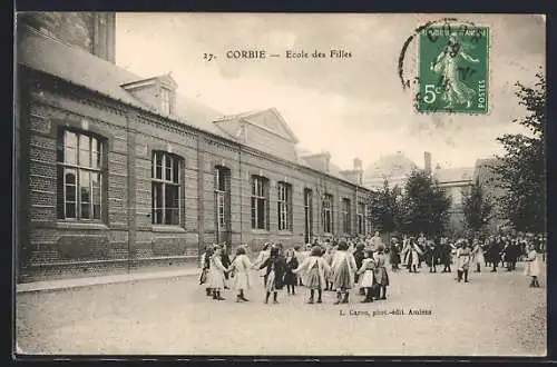 AK Corbie, École des Filles avec des enfants jouant dans la cour