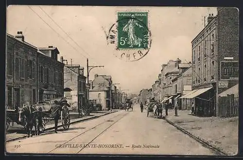 AK Graville-Sainte-Honorine, Vue de la Route Nationale avec charrettes et passants