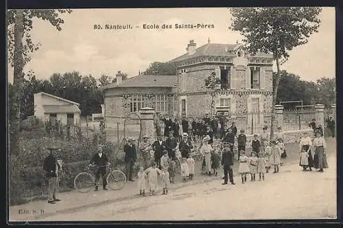 AK Nanteuil, École des Saints-Pères avec élèves et enseignants devant l`école