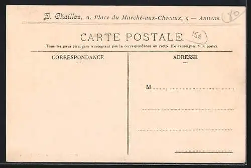 AK Amiens, Place du Marché aux chevaux animée avec foule et bétail devant l`auberge et café restaurant