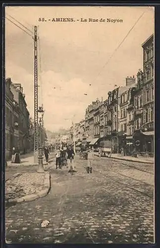 AK Amiens, La Rue de Noyon animée avec passants et bâtiments historiques