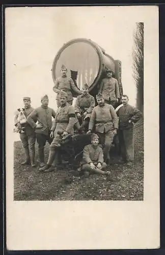 Foto-AK französische Soldaten vor einem Suchscheinwerfer