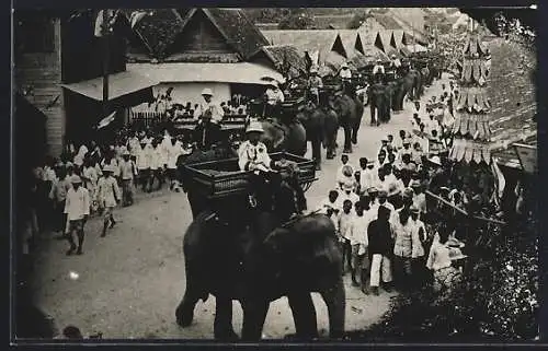 Foto-AK Der König von Siam führt eine Prozession auf seinem Elefanten an